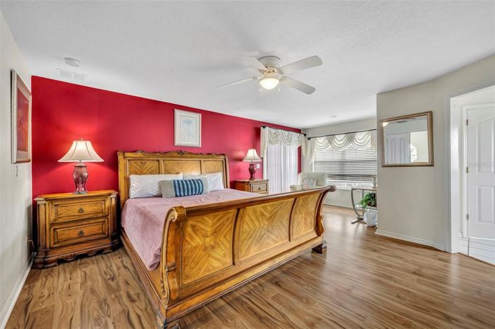 Image No.20-5 Bed Property for sale