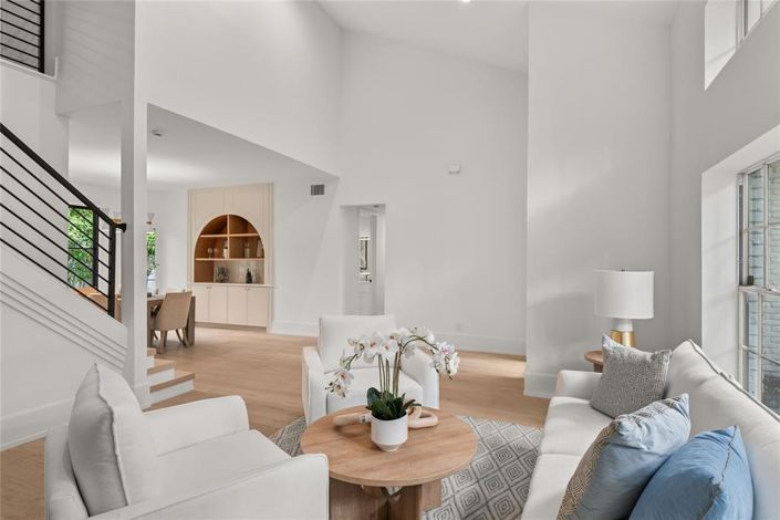 Image No.10-5 Bed Property for sale