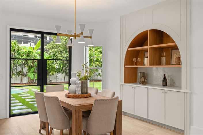 Image No.12-5 Bed Property for sale