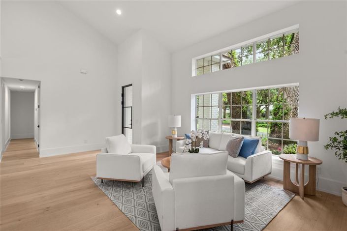 Image No.9-5 Bed Property for sale