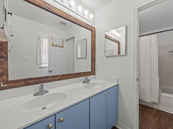 Image No.8-3 Bed Property for sale