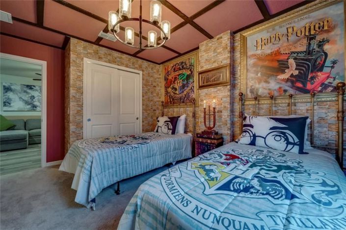 Image No.16-10 Bed Property for sale