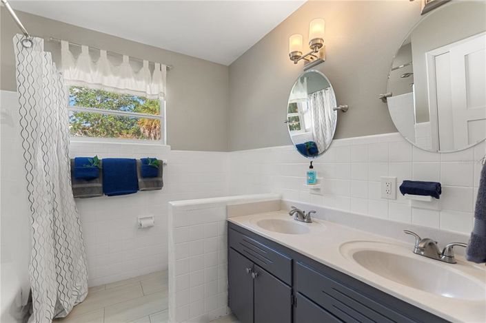 Image No.50-5 Bed Property for sale