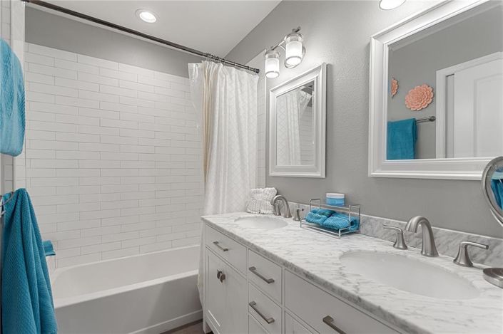 Image No.60-5 Bed Property for sale