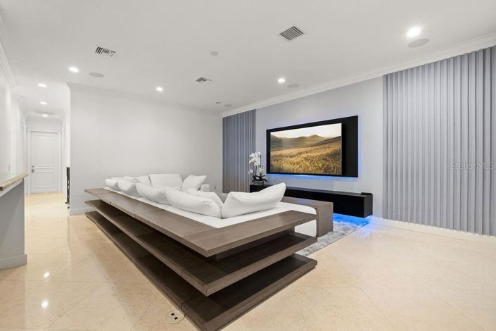 Image No.26-5 Bed Property for sale