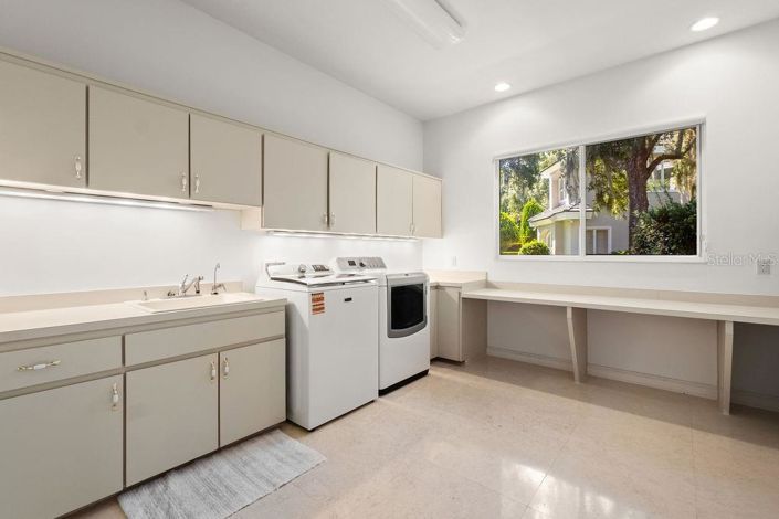 Image No.28-5 Bed Property for sale