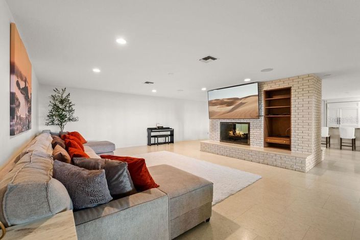 Image No.48-5 Bed Property for sale