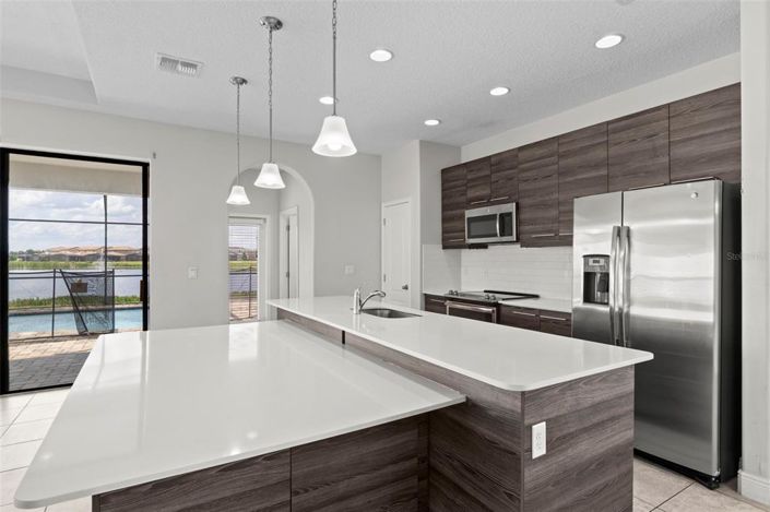 Image No.10-6 Bed Property for sale