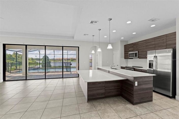 Image No.12-6 Bed Property for sale