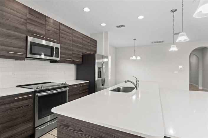 Image No.6-6 Bed Property for sale