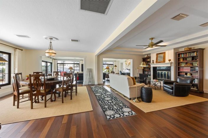 Image No.12-5 Bed Property for sale