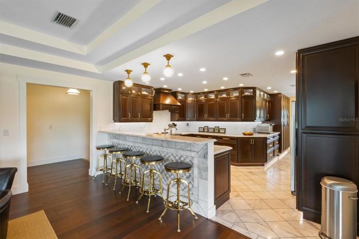 Image No.15-5 Bed Property for sale