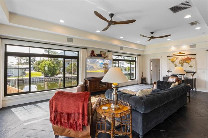 Image No.24-5 Bed Property for sale