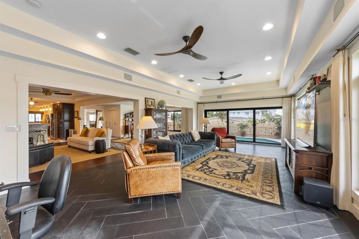 Image No.30-5 Bed Property for sale