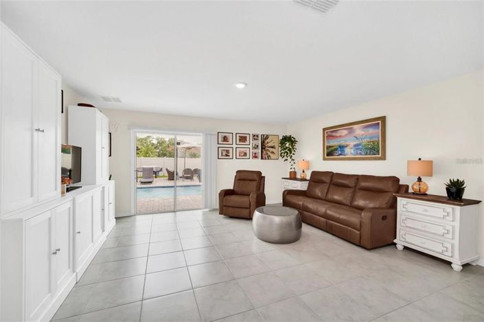 Image No.12-6 Bed Property for sale