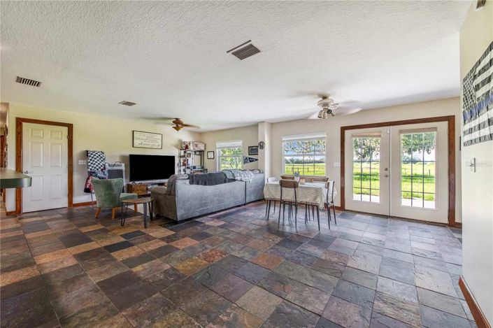 Image No.86-5 Bed Property for sale