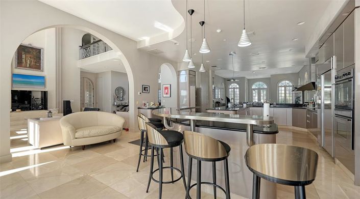 Image No.12-6 Bed Property for sale