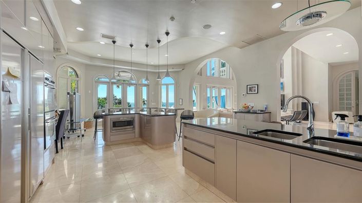 Image No.14-6 Bed Property for sale