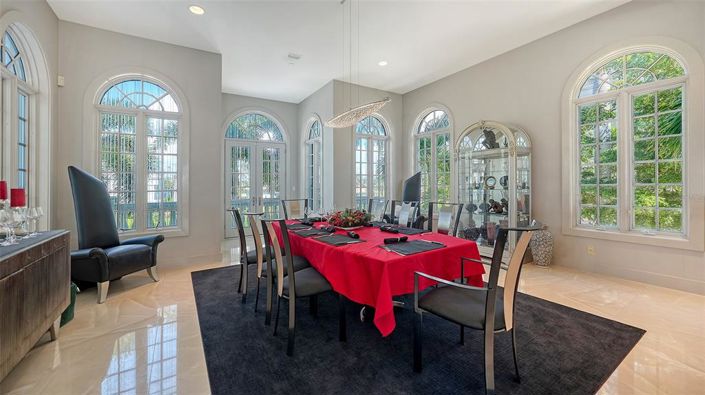 Image No.15-6 Bed Property for sale