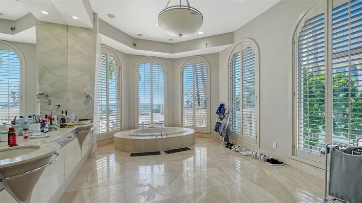 Image No.17-6 Bed Property for sale