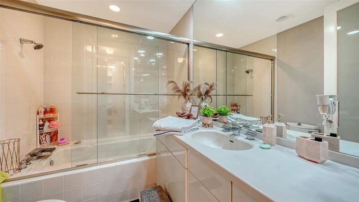 Image No.29-6 Bed Property for sale