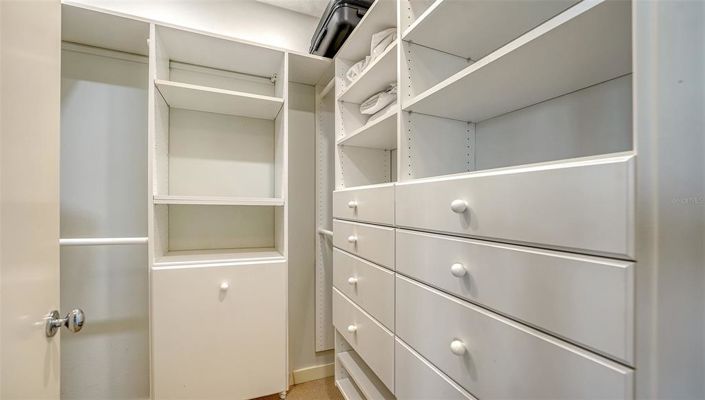 Image No.56-6 Bed Property for sale