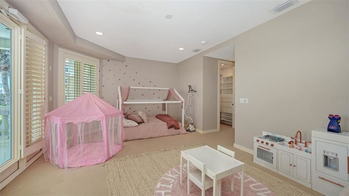 Image No.60-6 Bed Property for sale