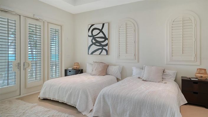 Image No.64-6 Bed Property for sale