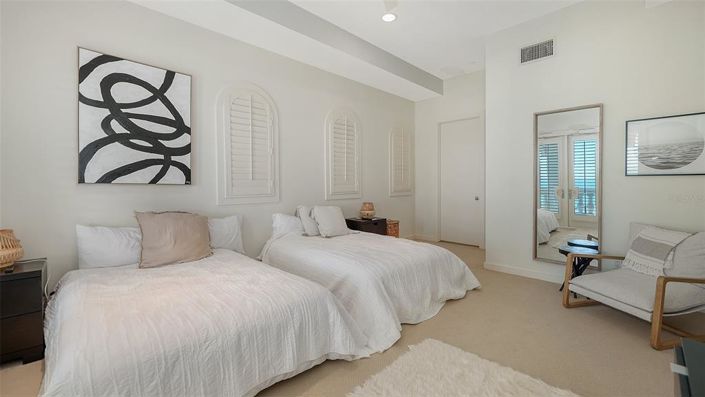 Image No.65-6 Bed Property for sale