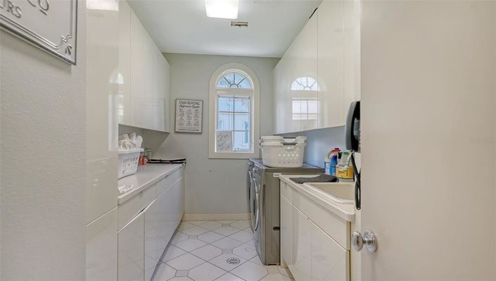 Image No.70-6 Bed Property for sale