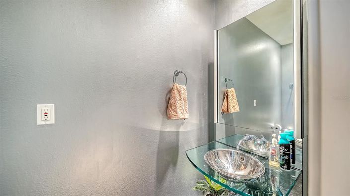 Image No.71-6 Bed Property for sale