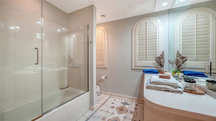 Image No.75-6 Bed Property for sale