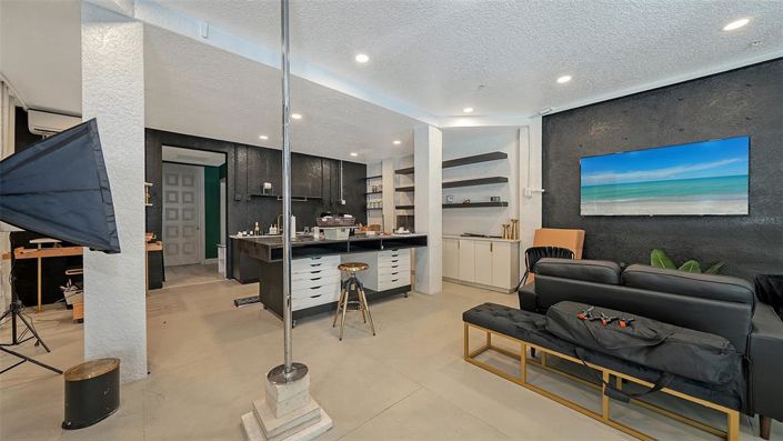 Image No.83-6 Bed Property for sale