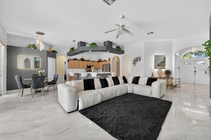 Image No.6-6 Bed Property for sale