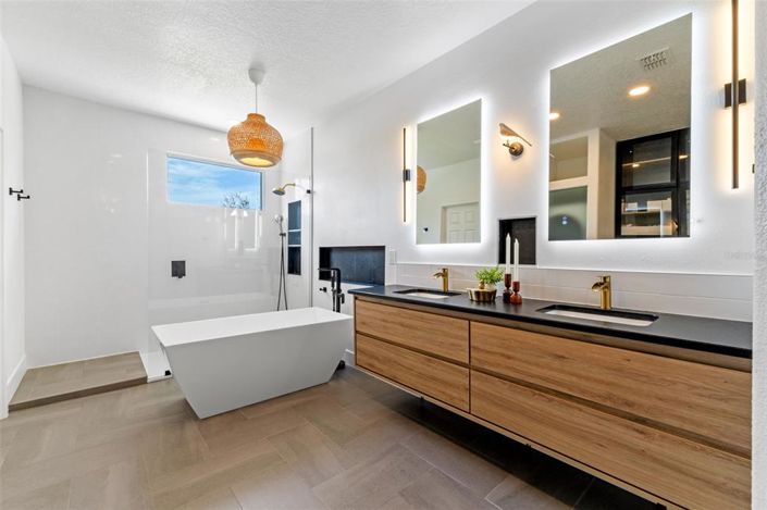 Image No.20-5 Bed Property for sale