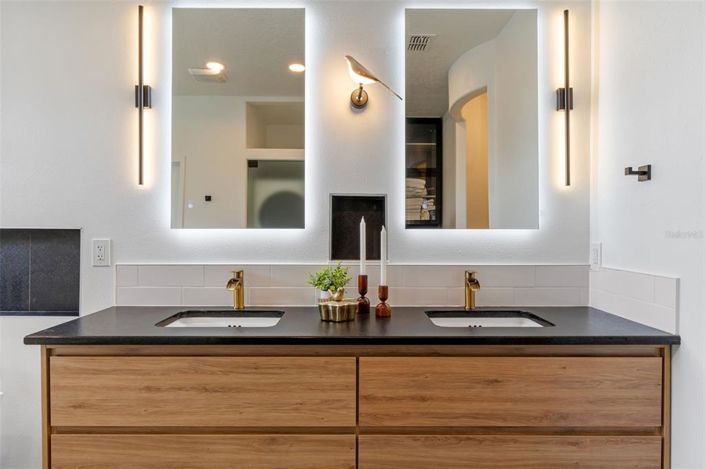 Image No.23-5 Bed Property for sale