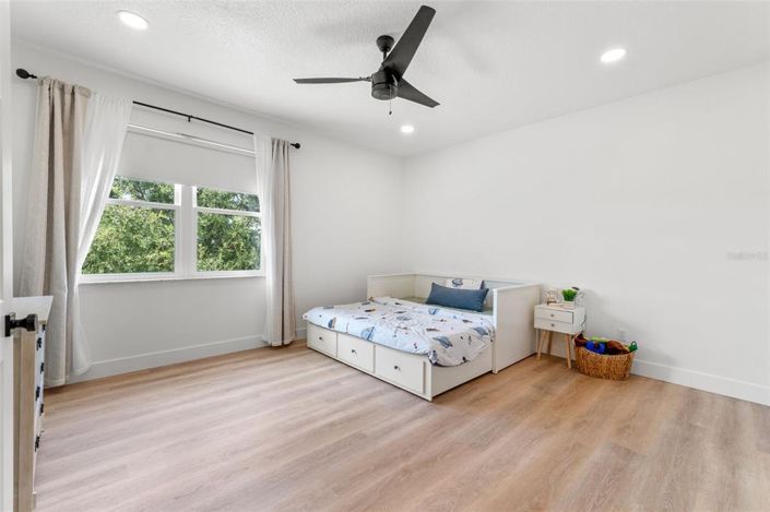 Image No.28-5 Bed Property for sale