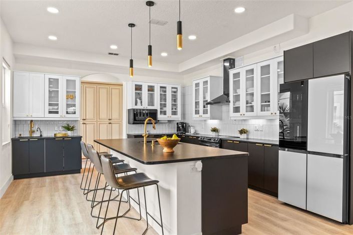 Image No.5-5 Bed Property for sale