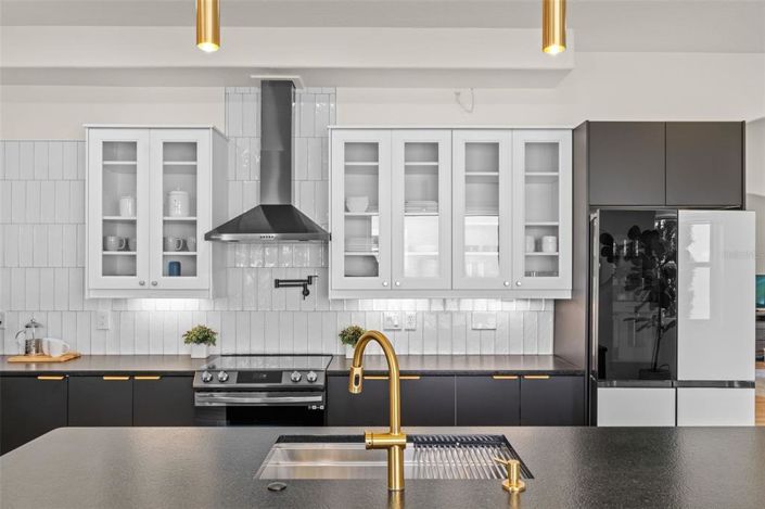 Image No.8-5 Bed Property for sale