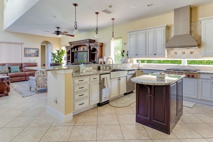 Image No.19-6 Bed Property for sale