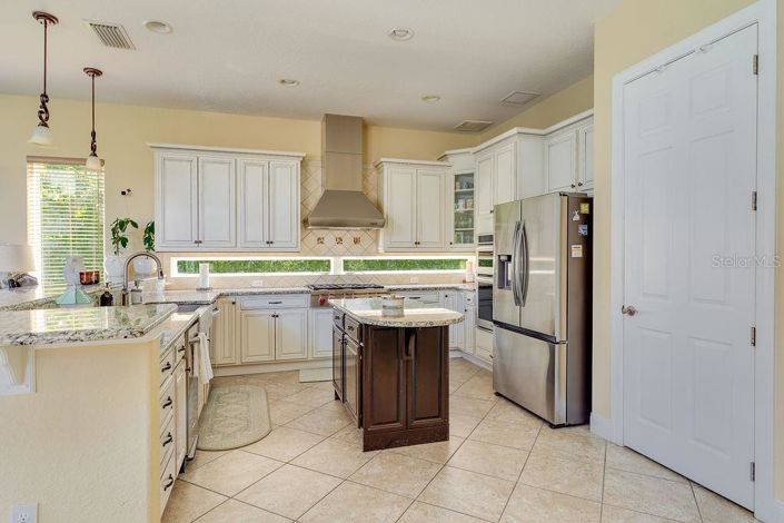 Image No.20-6 Bed Property for sale