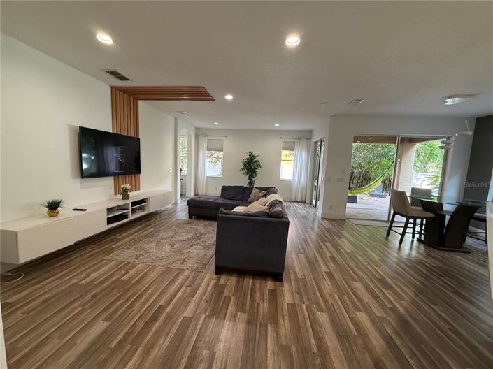 Image No.10-5 Bed Property for sale