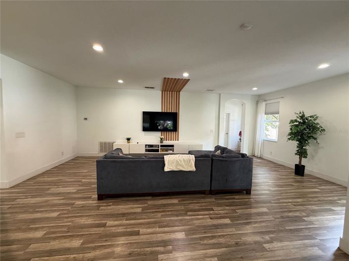 Image No.11-5 Bed Property for sale