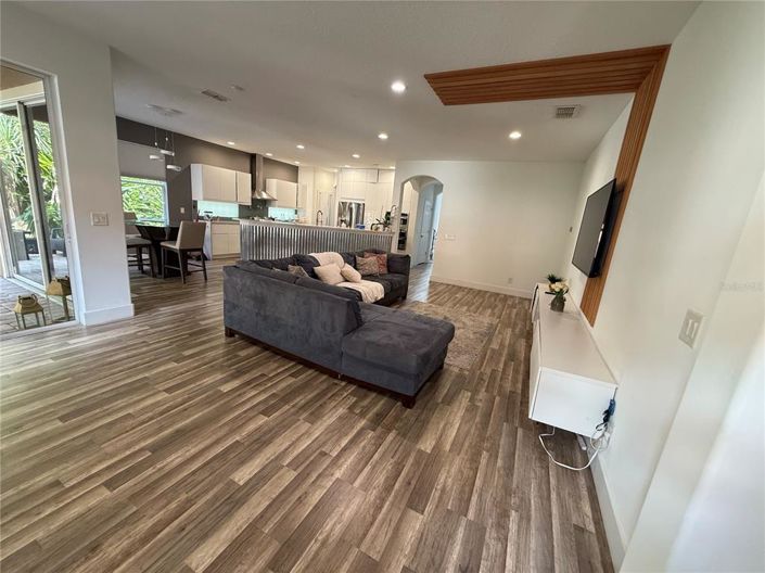 Image No.12-5 Bed Property for sale