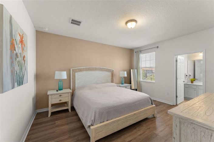 Image No.33-8 Bed Property for sale