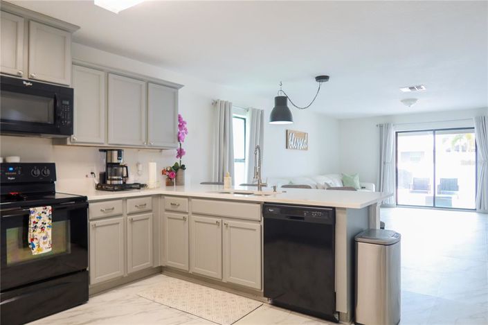 Image No.17-4 Bed Property for sale