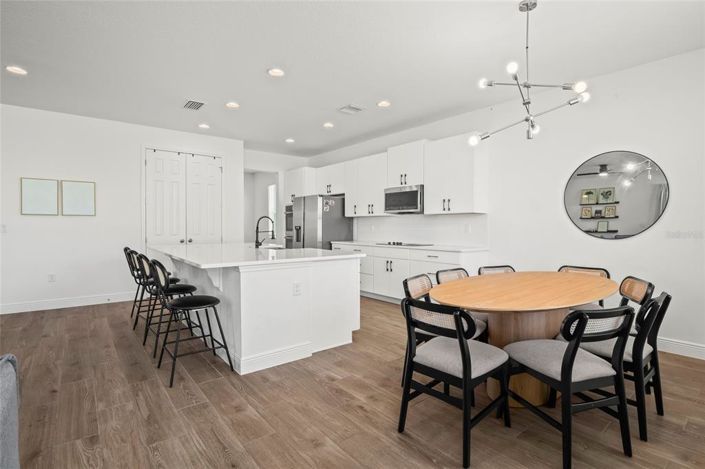 Image No.12-6 Bed Property for sale