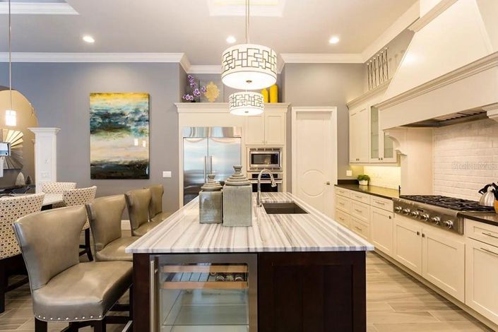 Image No.10-7 Bed Property for sale