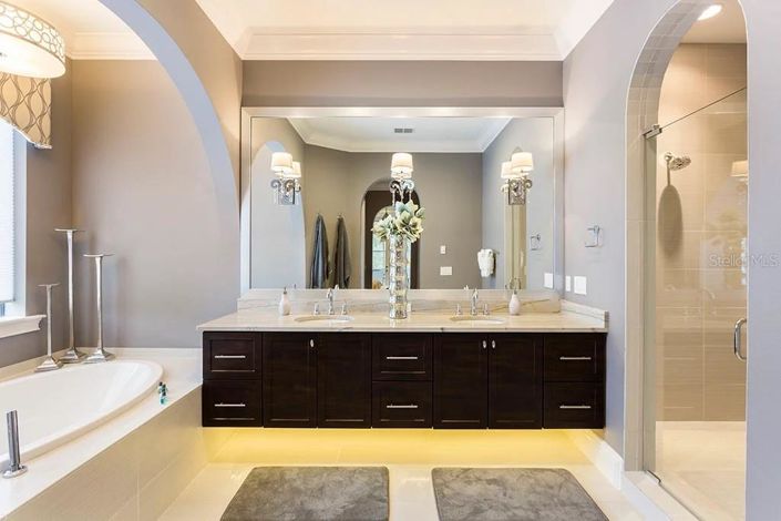 Image No.24-7 Bed Property for sale