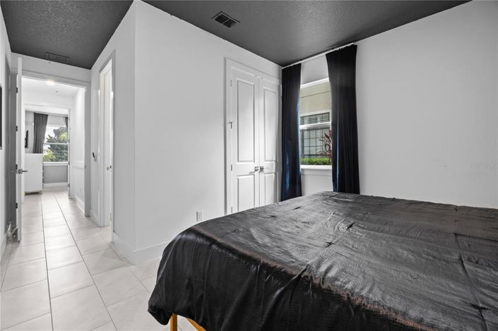 Image No.33-13 Bed Property for sale